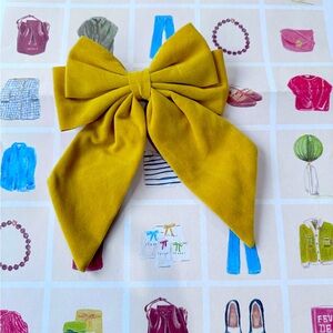 Sézane velvet bow in golden yellow